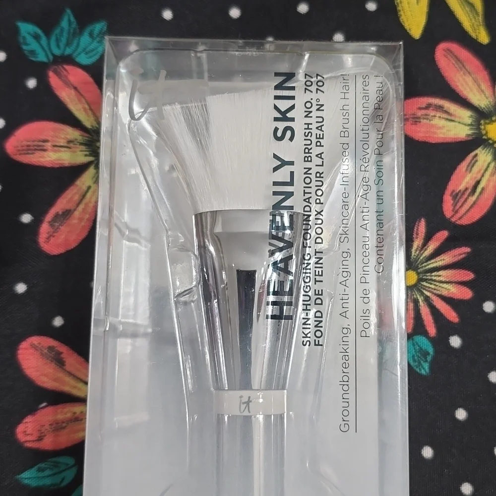 IT Cosmetics Heavenly Skin Skin Hugging Foundation Brush N° 707
